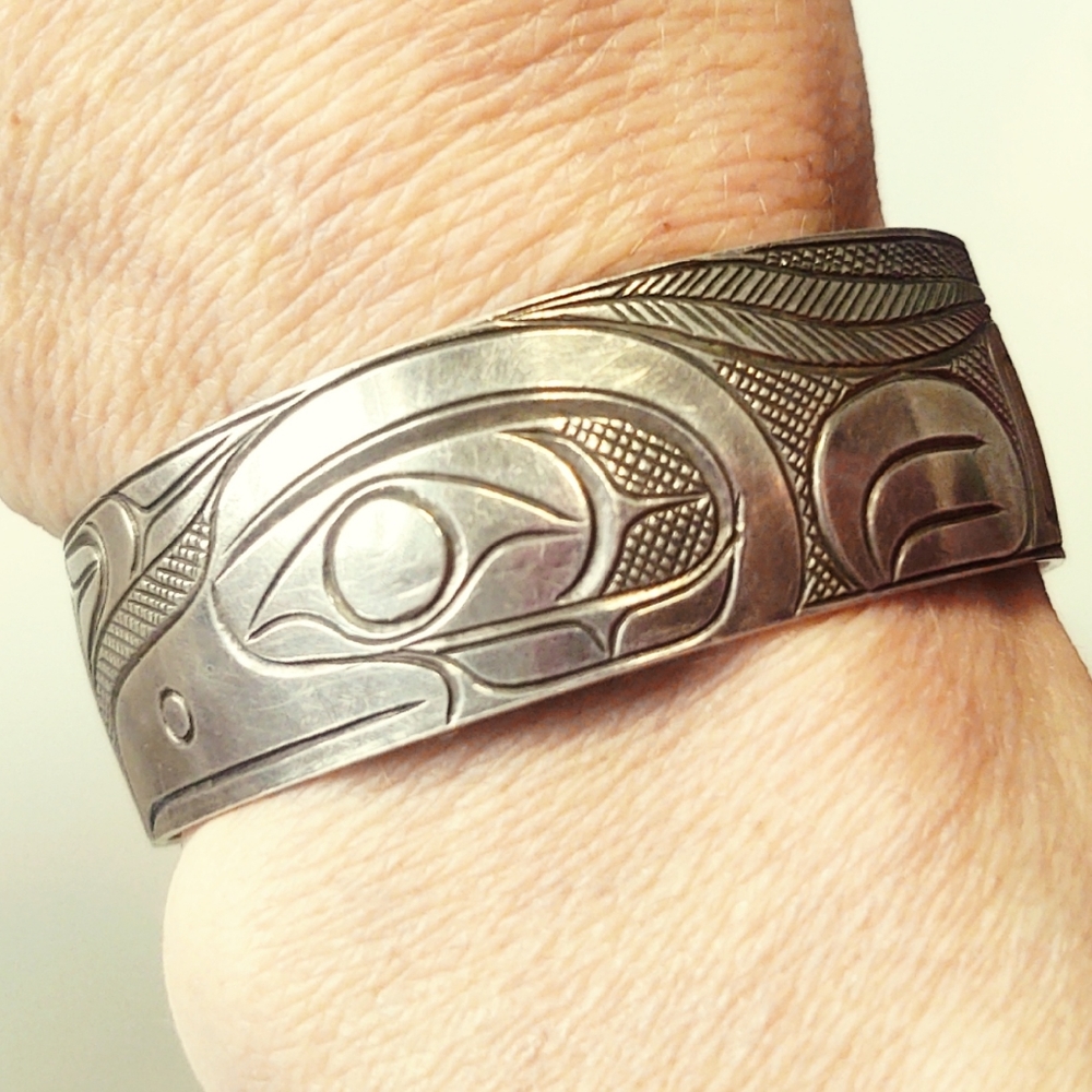 First Nation Paddy Seaweed Signed Sterling Silver Raven Cuff Bracelet - Picture 4 of 11